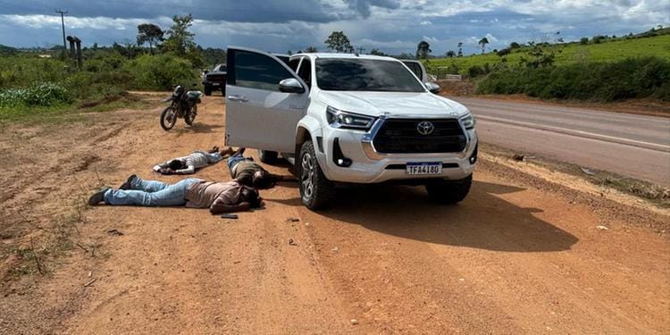 Três homens são executados com tiros na cabeça ao lado de Hilux; veja vídeo
