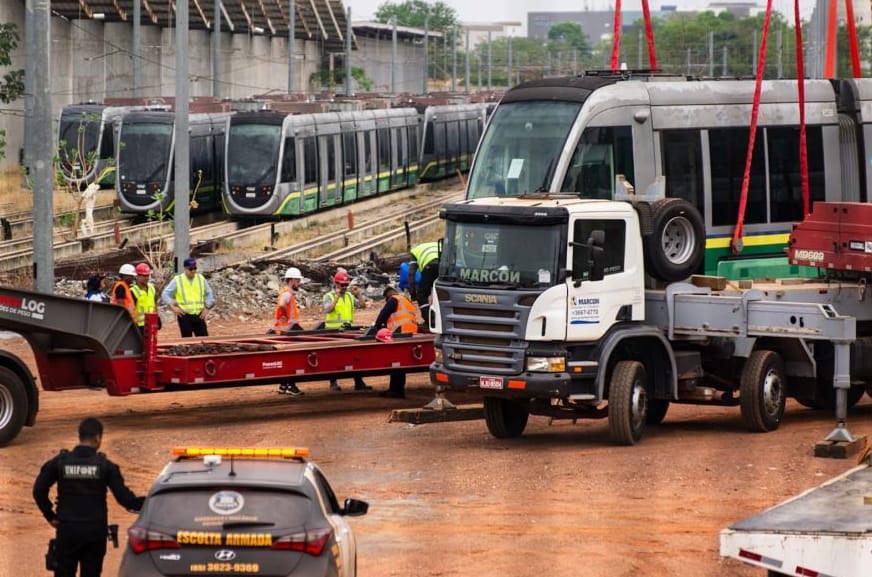 Governo de Mato Grosso realiza leilão de trilhos, postes e vigas de obras de VLT