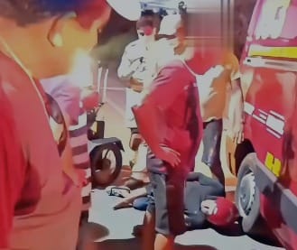 Ambulância quase atinge cabeça de vítima após acidente de moto e causa desespero; veja vídeo