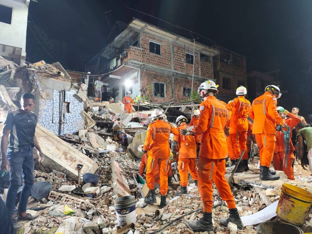 Sobe para 3 o número de mortos após prédio virar montanha de escombros em Salvador