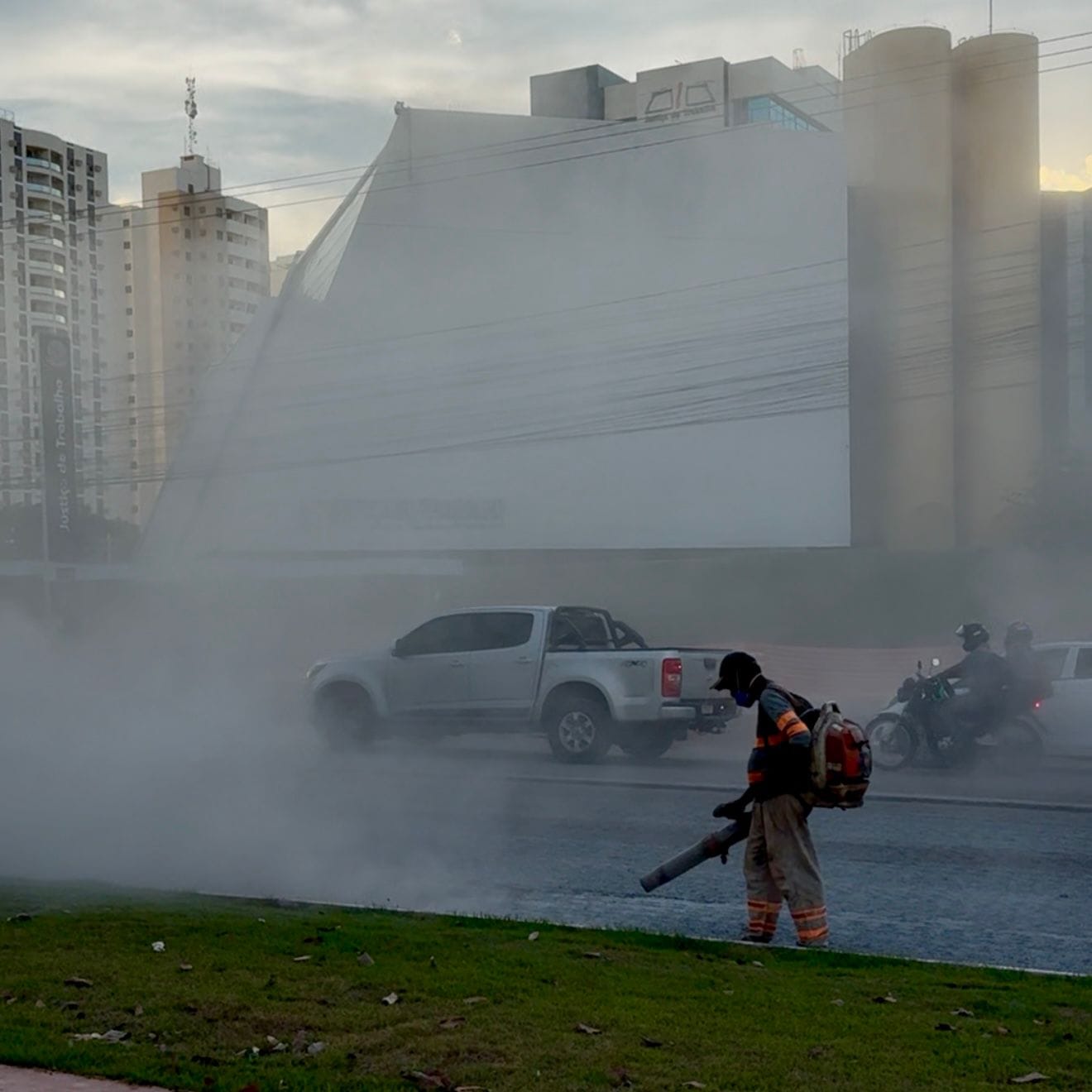 Assoprador espalha poeira e causa caos no trânsito da Avenida do CPA em horário de pico