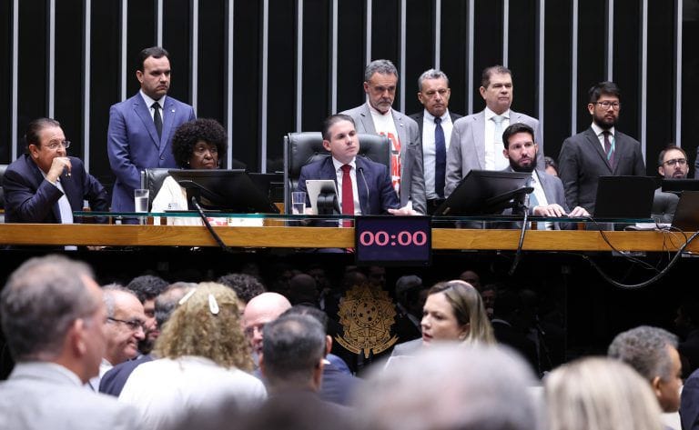 Câmara aprova fim da escala 6x1 em dois turnos; veja como votaram deputados e partidos
