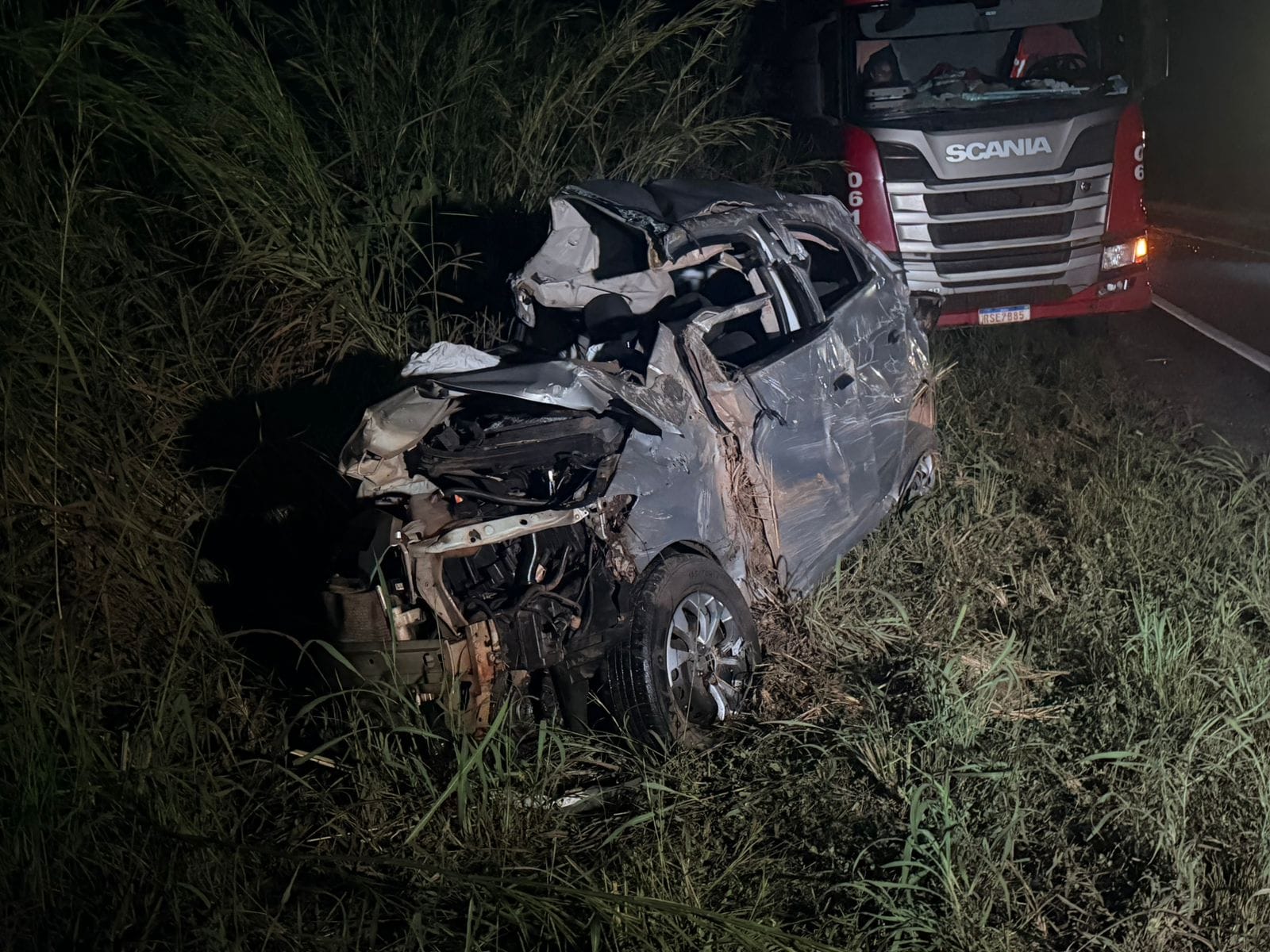 Jovem morre após carro bater contra carreta na MT-010 em Cuiabá; vítima tinha 26 anos