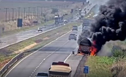 Chamas tomam carreta com etanol e causam interdição total da BR-163 em Nova Mutum; veja vídeo