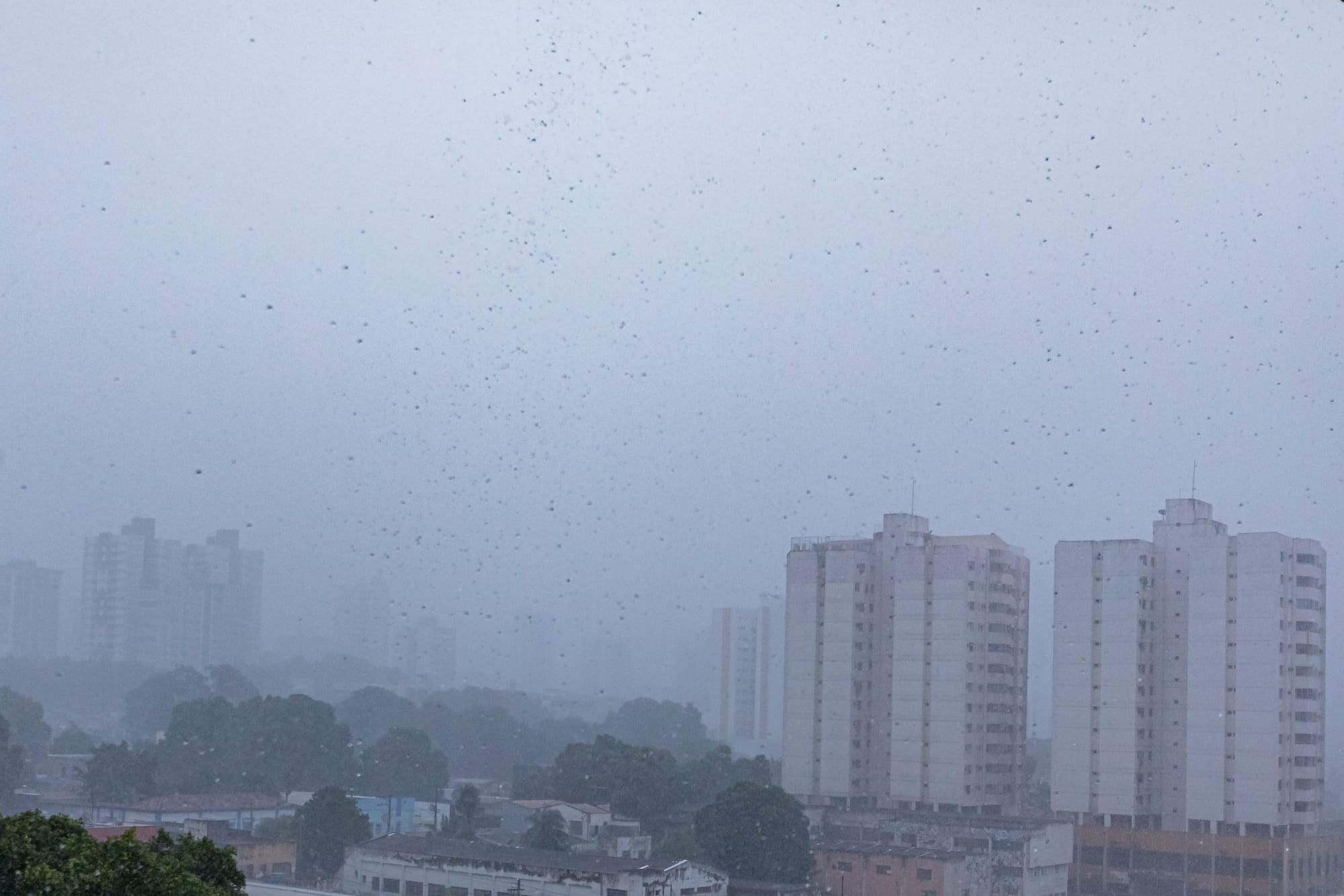 Frente fria chega a MT, muda o tempo e coloca fim no calorão; chuva já causa alagamentos