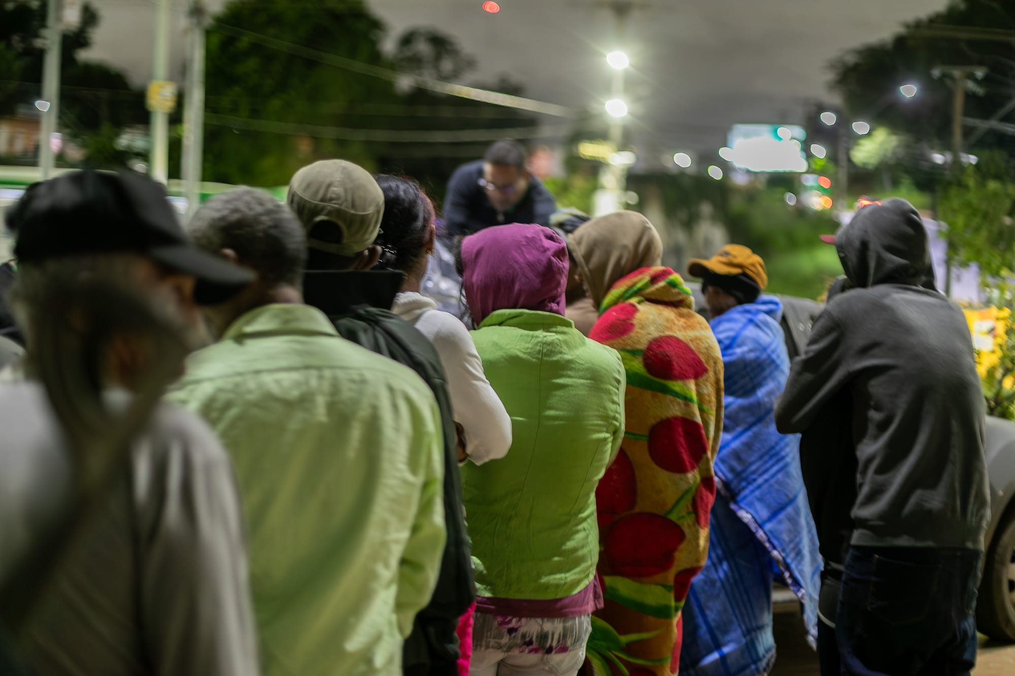 Com frio intenso, Prefeitura distribui 200 marmitas e 100 cobertores para moradores em situação de rua em Cuiabá