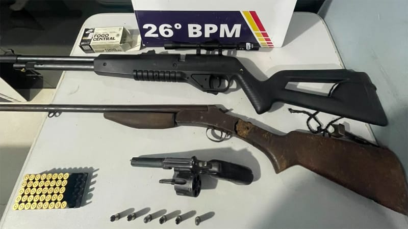 Com ciúmes, marido agride e ameaça esposa com arma após ambos retornar de bar