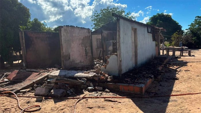 Homem incendeia casa e tenta matar companheira com facão; machão foi preso por PMs