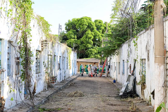 Prefeitura de Cuiabá remove sete toneladas de lixo de condomínio interditado