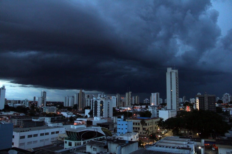 Cuiabá entra em alerta para tempestades com risco de granizo, ventos fortes e alagamentos