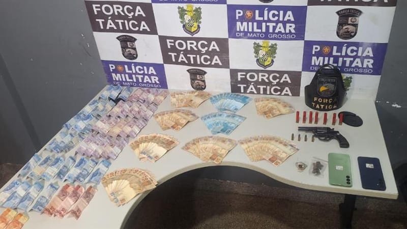 Suspeito é preso em ponto de venda de drogas com $ 9,1 mil em dinheiro e arma de fogo