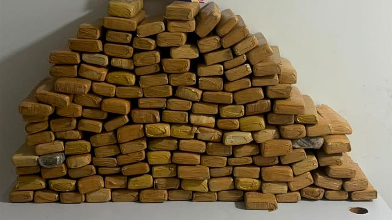 Membros de facção são presos com 152 tabletes de maconha; suspeitos estavam em 3 veículos