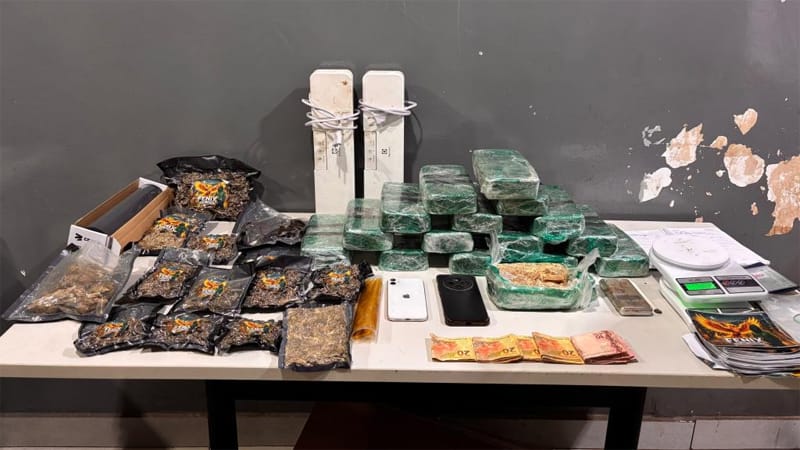Dupla é presa pela PM em VG com 15 tabletes de pasta base e 487 comprimidos de ecstasy