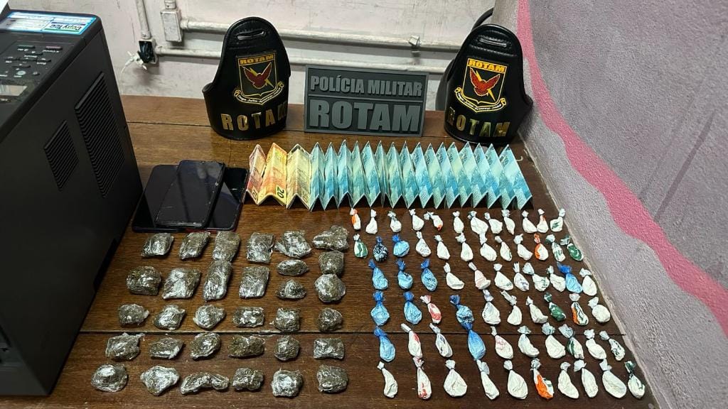 PMs da Rotam flagram suspeitos com porções de maconha e cocaína em Cuiabá