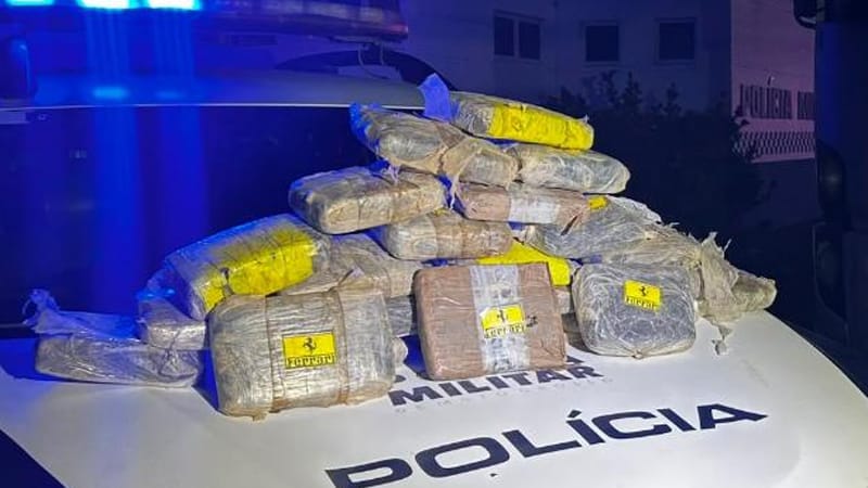 Motorista é preso com 27 quilos de "supermaconha" escondidas na cabine do caminhão