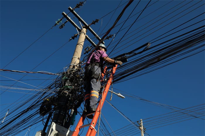 Operação remove mais de 1,1 mil metros de cabos irregulares no Centro de Cuiabá