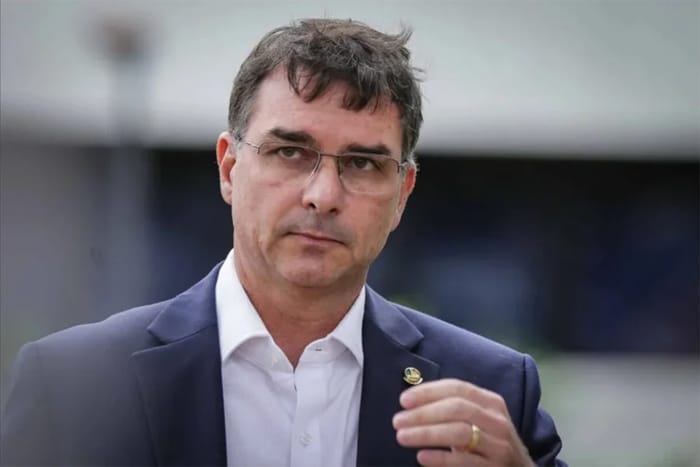 TSE suspende pesquisa da AtlasIntel que registrou queda do pré-candidato Flávio Bolsonaro