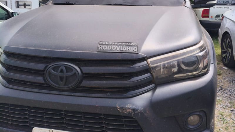 Criminosos tentam fugir por área de mata após roubarem Hilux e são presos pela PM