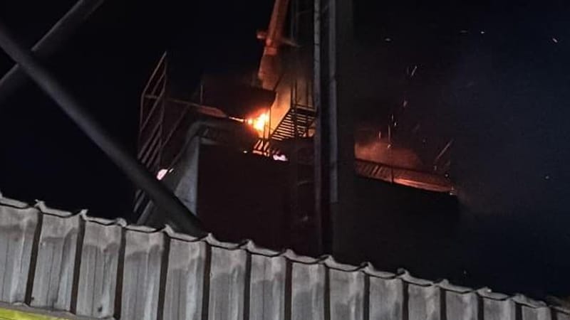 Bombeiros combatem incêndio de grandes proporções em secador de grãos no interior de MT