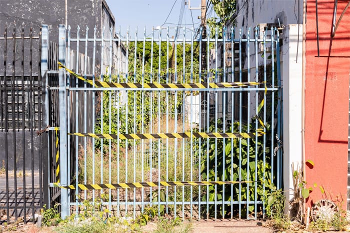 Prefeitura interdita condomínio abandonado: "Encontramos diversos vetores de doenças"