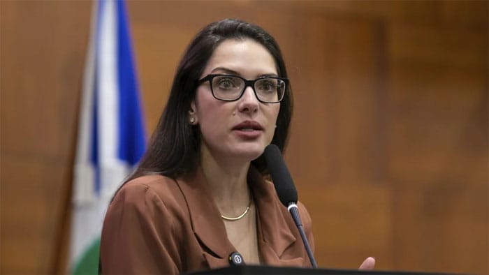Janaina Riva cobra respostas para servidores após investigação sobre Banco Master