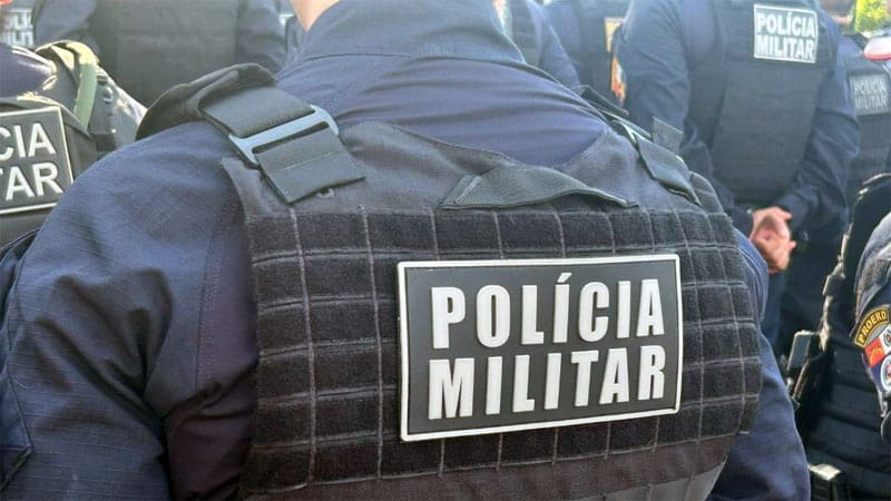 Mulher é presa em bar por policiais militares após tentar matar o próprio irmão com facada