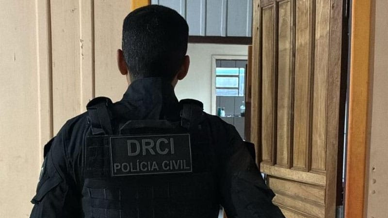 Falso jogador de futebol é preso acusado de extorquir influenciadora com "nudes"