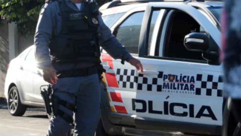 Policiais militares prendem homem que esfaqueou ex-namorada e dois homens