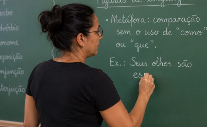 Após anos, professores contratados garantem direito a férias e adicional em MT