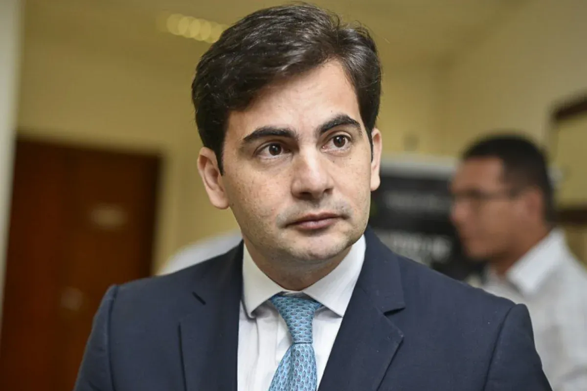 "Não vou passar a mão na cabeça de ninguém", diz Fábio Garcia após exonerar assessor investigado