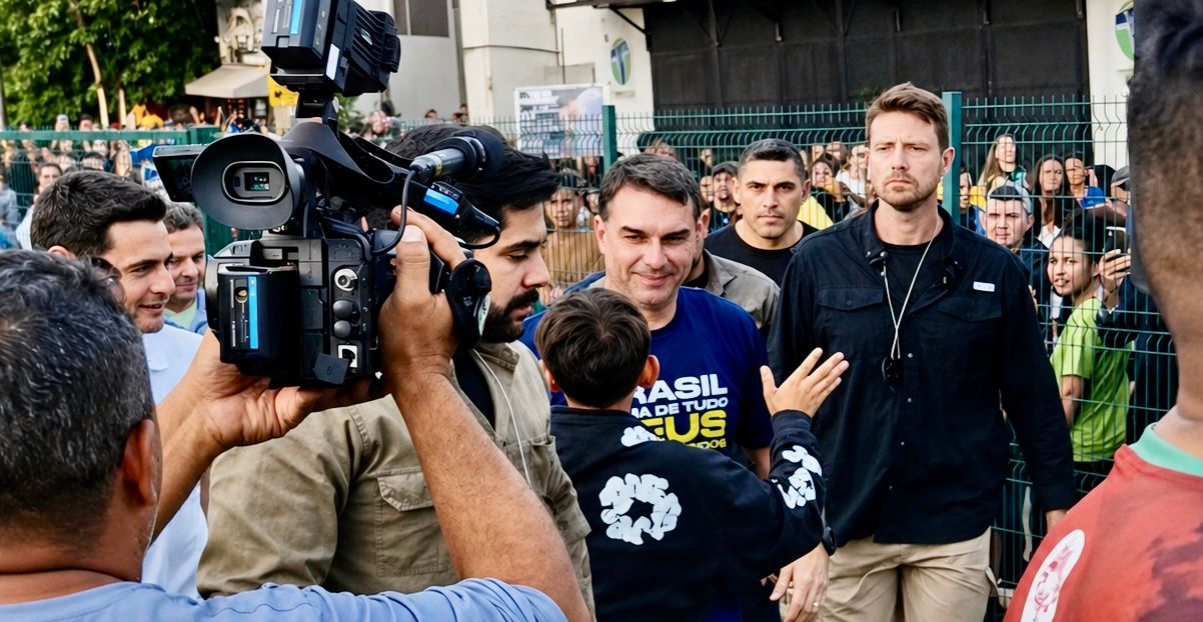 Flávio Bolsonaro fala sobre propósito de Deus e emociona público durante Marcha para Jesus em Cuiabá