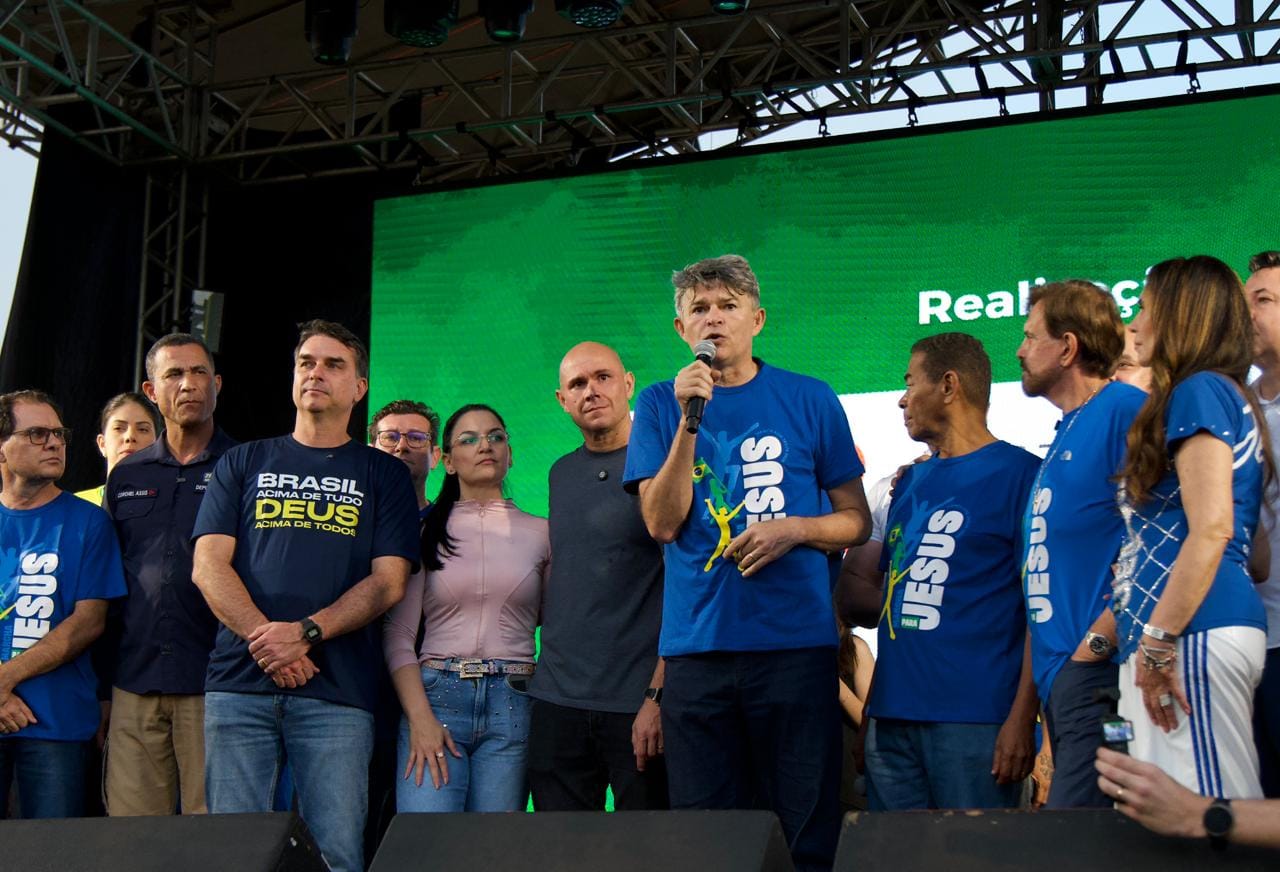 Medeiros diz a Flávio que Deus honrará a família Bolsonaro apesar das provações