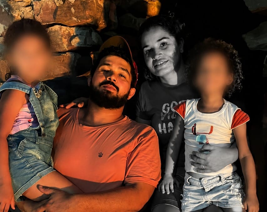 Filhas de mulher assassinada são entregues à avó materna; suspeito continua foragido