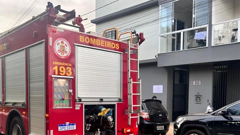 Bombeiros atendem princípio de incêndio em apartamento de edifício residencial