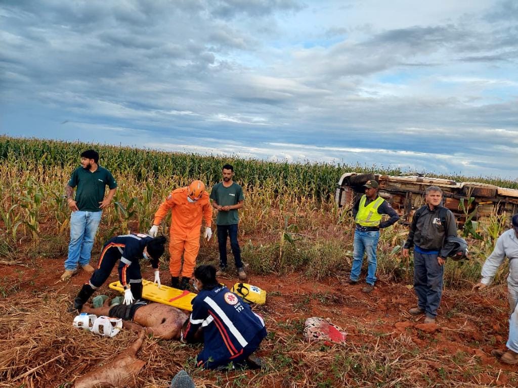 Caminhonete capota na MT-140 e motorista é arremessado para fora do veículo