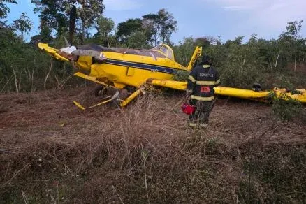 Avião agrícola cai em área de mata e piloto fica ferido em Tangará da Serra