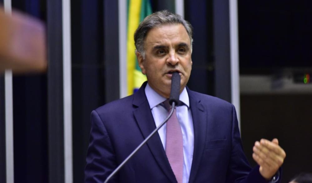 Aécio descarta concorrer ao Planalto e aposta em duelo entre Lula e Flávio