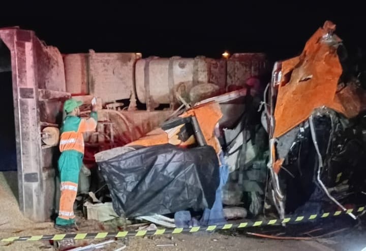 Motorista morre preso às ferragens após colisão entre caminhões na MT-320