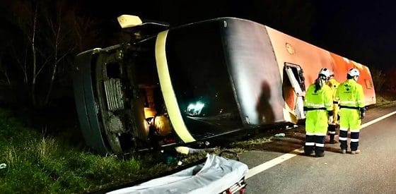 Ônibus de viagem com 37 pessoas tomba e deixa nove feridos em Nova Mutum