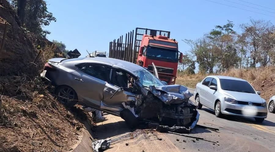 Acidente entre carro, caminhão e carreta deixa ferido e interdita BR-364