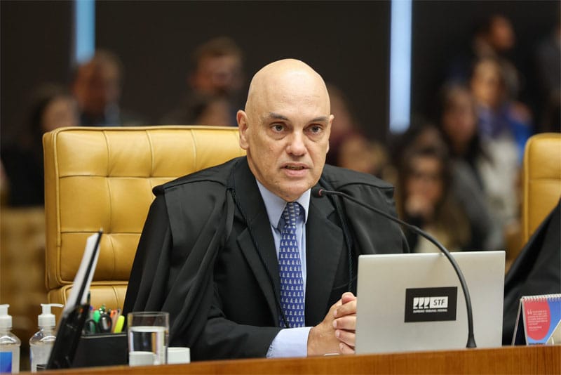 Moraes suspende visitas de Flávio a Jair Bolsonaro após divulgação de carta