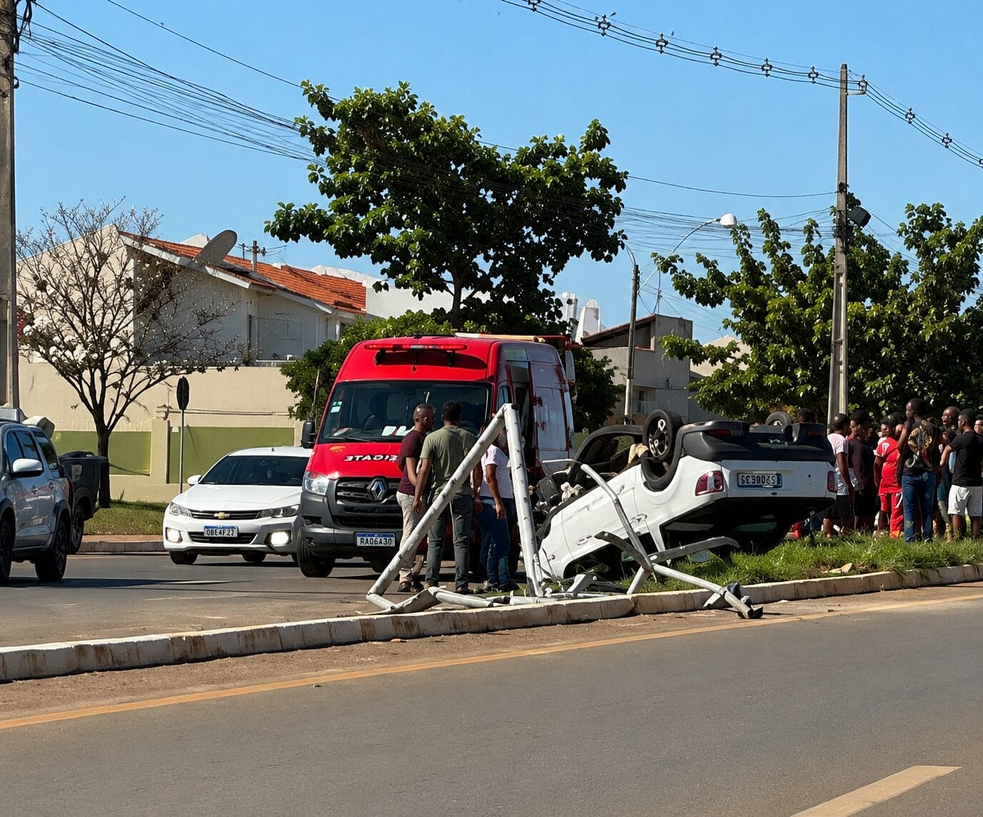 Motorista perde o controle e capota carro na Mário Andreazza; veja vídeo