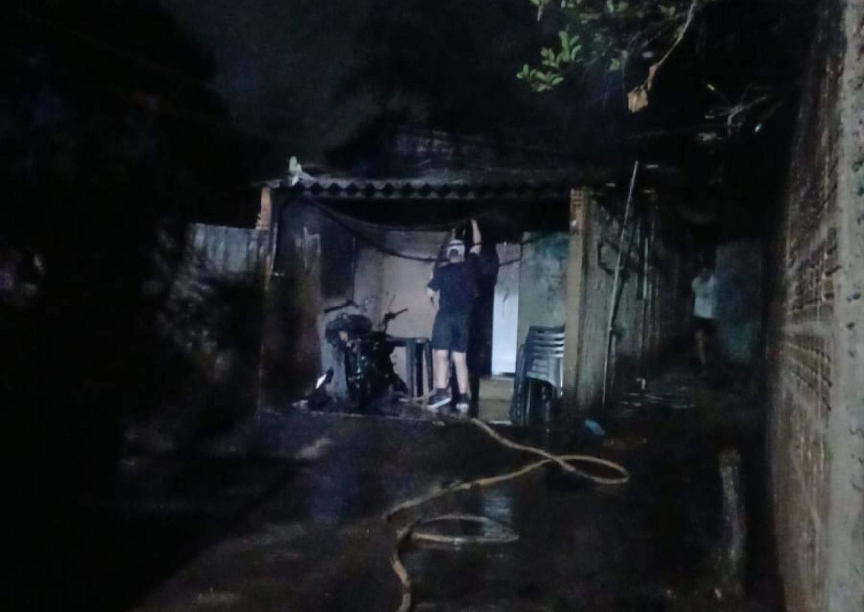 Moto pega fogo e horas depois casa é destruída por incêndio; ex-namorado é suspeito