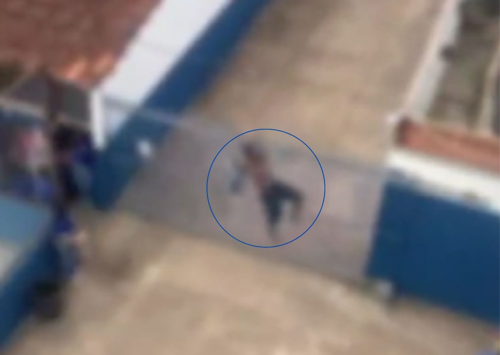 Vídeo: motociclista foge da PM, abandona moto e invade escola durante tentativa de fuga