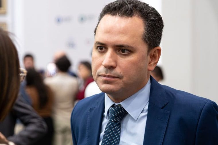 Emenda de Diego Guimarães vai bancar bonés, medalhas, sacochilas, sucos e camisetas