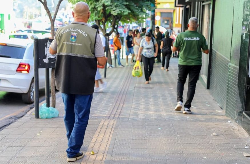 Ambulantes voltam a ocupar calçadas no centro de Cuiabá e Prefeitura ameaça apreensões