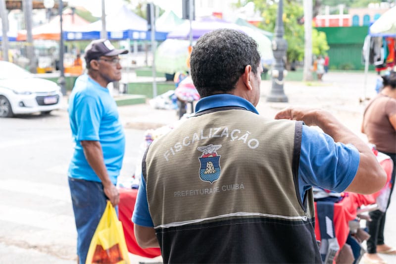 Secretaria orienta ambulantes do centro e interdita trailers abandonados nesta quinta-feira