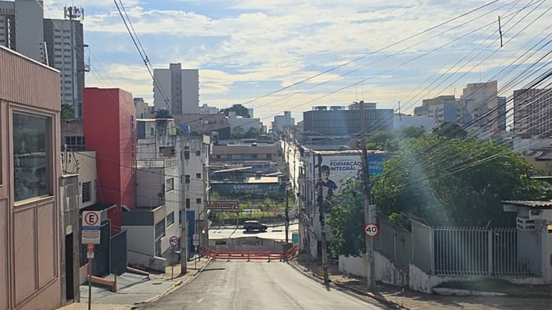 Obras na rede de esgoto mantêm Rua Comandante Costa interditada até domingo (26)