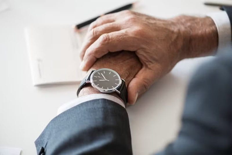 Justa causa por trabalhar 4 minutos a mais: quando fazer hora extra pode virar motivo de demissão?