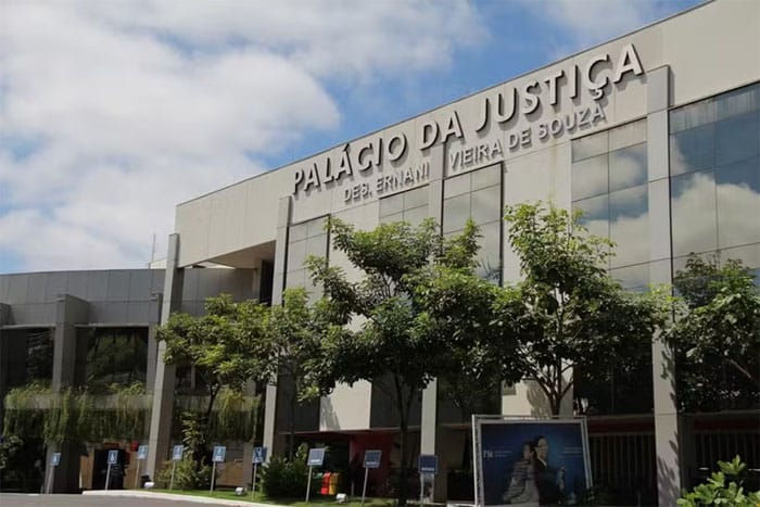Mulher ofende ex-sócia em rede social e é condenada a pagar indenização por danos morais
